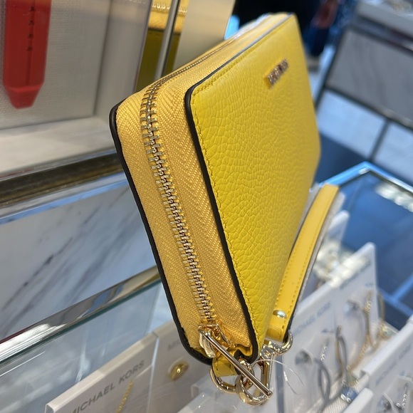 MICHAEL KORS JST
Leather Continental Wristlet Phone Case Wallet
Daisy Yellow - Picture 14 of 16